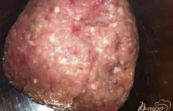 Приправляем куриный фарш специями и приправами.