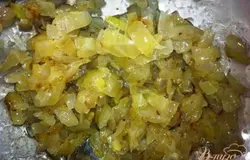 Лук нарезаем мелко и обжариваем до золотистого цвета.