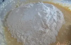 По-немногу всыпать муку с пекарским порошком. Размешать.