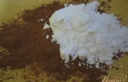 Отдельно приготовить смесь из корицы и сахарной пудры.