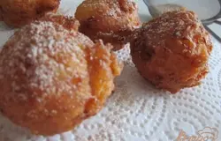 Присыпать теплые пончики.