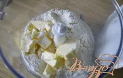 Дрожжи растворила в теплом молоке.Кусочек маргарина ,с мукой,