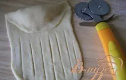 я смазывала край где зажимала белком.