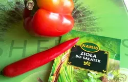 Лук режем тонкими полукольцами.Из болгарского перца удаляем семена и режем соломкой.