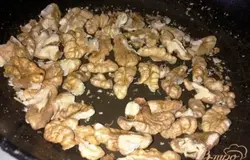 Грецкие орехи слегка поджариваем на горячей сковороде без масла.