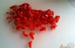Из острого перца также аккуратно удаляем семена и мелко-мелко рубим. Чеснок можно порубить или пропустить через пресс.