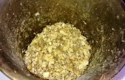Орехи измельчаем.