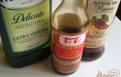 Заправку делаем из оливкового масла, соевого соуса и винного уксуса.