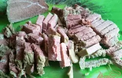 Нарезаем говядину соломкой.