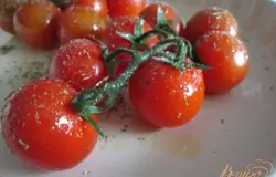 Томаты полить оливковым маслом, чуть посолить , посыпать травами и уложить на керамическую поверхность. Поставить в разогретую духовку на 20 мин. 190°