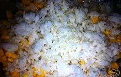 Нарезаем мелко лук, смешиваем фасоль, кукурузу, лук и добавляем отваренный рис.