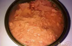 Открываем баночку тунца в собственном соку.