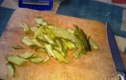 Нарезаем маринованный огурчик.