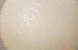 Яйца взбиваем с сахаром, добавляем сгущенку, сметану, соду, все еще раз взбиваем.