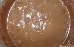 Добавляем муку, какао и замешиваем тесто.