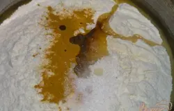 Для теста смешать муку, куркуму, соль и масло.