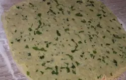 Затем раскатать тесто в тонкий пласт толщиной 3-4 мм. Выложить сверху остывшую начинку, придавливая немного руками.