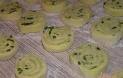 нарезать на ломтики шириной 1 см, выкладывать на присыпанную мукой поверхность.