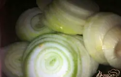 Нарезаем кольцами лук и сбрызгиваем соком лимона или уксуса.