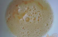 Яйца взбиваем с солью и молоком.