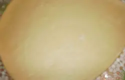 Затем раскатываем тесто в пласт.