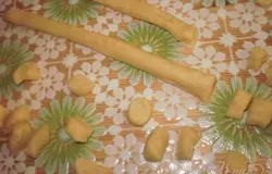 Из полосочек формируем жгутики и нарезаем из на мелкие кружочки.