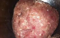 Приправляем фарш солью, специями и приправами по вкусу.
