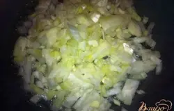 Нарезаем лук и обжариваем его .