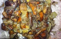 Добавляем размороженные грибы и жарим до готовности. Солим и перчим по вкусу.