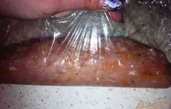 Сворачиваем рулетик с помощью пленки.