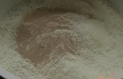Смешиваем хлопья с 1.5 стаканами муки,дрожжами,сухим молоком и солью.