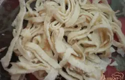 Блинчики нарезаем полосочками.