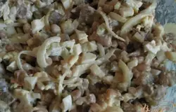 Нарезаем кубиками мясо,огурцы.Лук режем четверть кольцами и маринуем:0.5 стол. ложки сахара,1 ложка уксуса.
