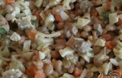 Смешиваем мясо,огурцы,маринованный лук,яйца и морковь,добавляем фасоль и по вкусу майонез.Перемешиваем.