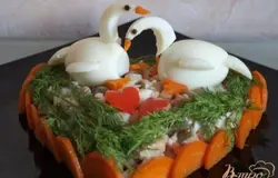 Готово! Салат украсить лебедями,как их изготовить я показывала вот здесь http://vpuzo.com/zakuski/holodnye-zakuski/6590-rybnoe-zalivnoe-s-ukrasheniem-lebedi.htmlРџСЂРёСЏС‚РЅРѕРіРѕ аппетита!!!
