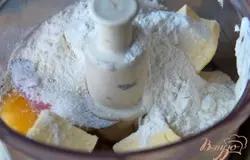 В кухонный комбайн загружаем порезанное сливочное масло, просеянную муку, сметану, яйцо, 50 гр сахара, разрыхлитель.Всё интенсивно перемешиваем и замешиваем тесто.