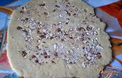 На тесто равномерно насыпаем миндаль, сахар, прокатываем скалкой, чтобы орехи и сахар "прилипли" к тесту.