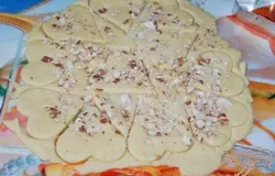 Выемкой вырезаем сердечки.