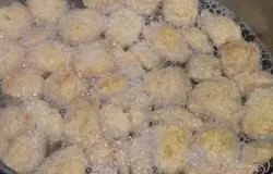 Соевое мясо отварить в подсоленой воде 15-20 минут.