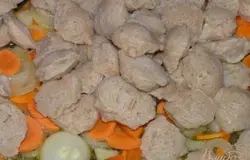 Затем добавить отваренное соевое мясо,