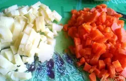 Очищаем от мундира картофель и морковь, также нарезаем мелким кубиком.