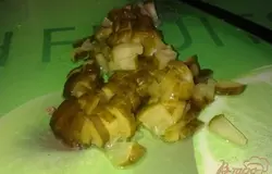 Мелко нарезаем соленый огурчик.