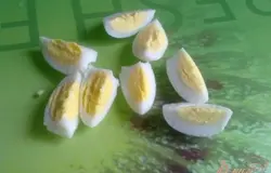 Нарезаем перепелиные яйца.