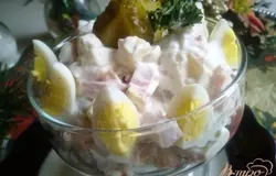 Готово! Выкладываем салат порционно и добавляем перепелиные яйца.Приятного аппетита))
