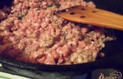 В сковороде разогреть немного рамтительного масла. Обжарить фарш, разбивая комки. Обжаренный фарш переложить в кипящий бульон