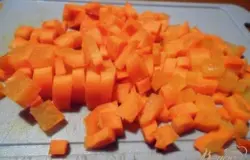 Морковь очистиь и нарезать кубиками.