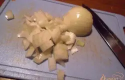 Кубиками нарезать очищенный репчатый лук