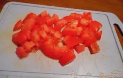 Помиддоры вымыть, нарезать кубикми.