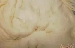 Из теплого молока, дрожжей, сахара, соли, растопленного сливочного масла и муки замесить тесто. Поставить тесто в теплое место, чтобы оно подошло.
