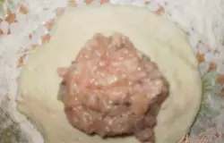 На серединку кладем начинку из фарша.